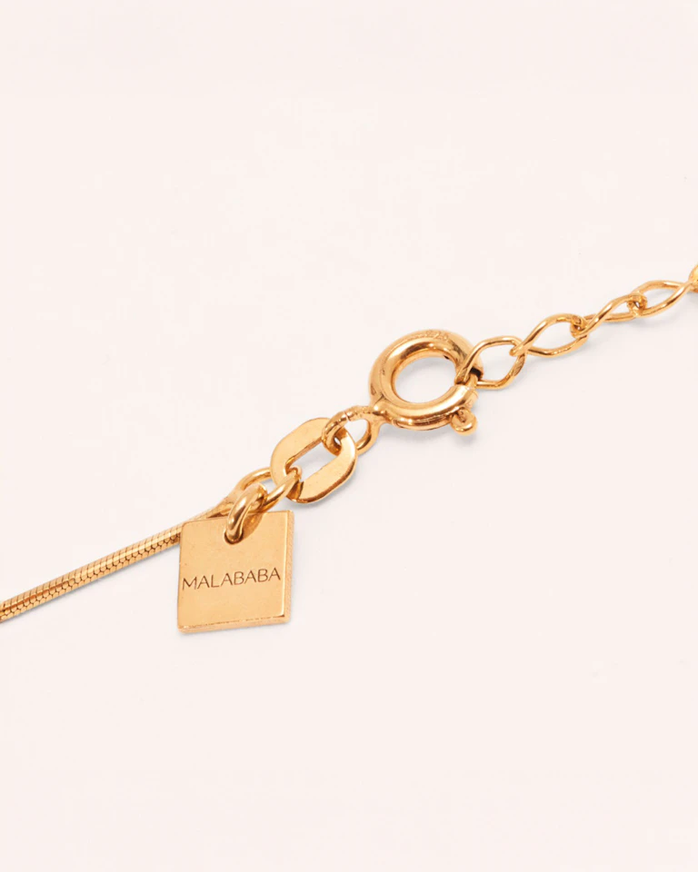 Colgante con letra oro Abecé